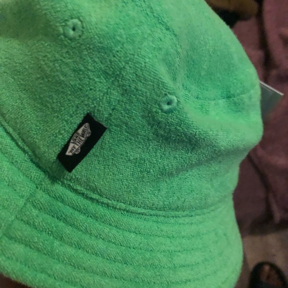 I’m selling a green never worn brand new Anderson Pakk vans bucket hat - Picture 3 of 3